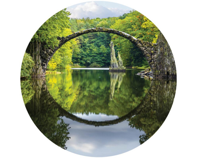Die Rakotzbrücke, auch bekannt als Teufelsbrücke, in Kromlau, Deutschland, abgebildet auf einem rustikalen Tapetenkreis.