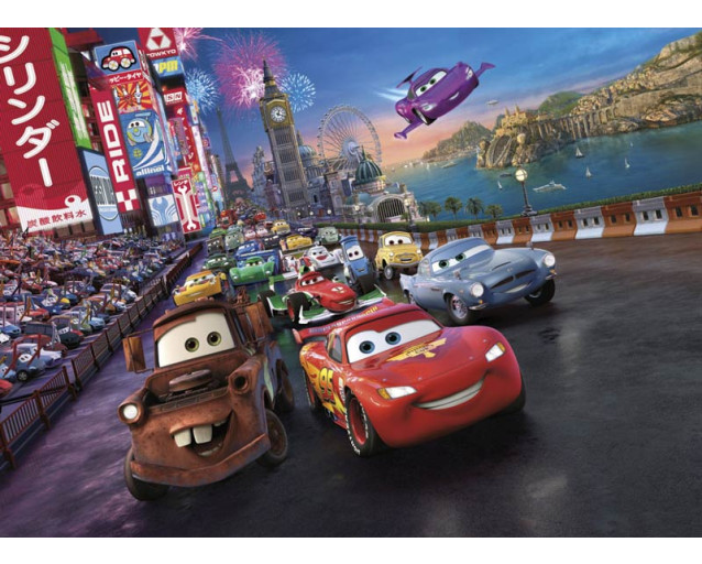 Fototapete eines spannenden Rennens aus Disney Cars, ideal für das Kinderzimmer.