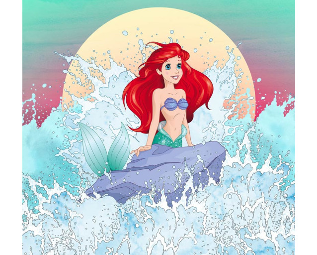 Die Fototapete Ariel Rise zeigt Ariel aus „Die kleine Meerjungfrau“, wie sie aus dem Ozean emporsteigt, umgeben von spritzenden Wellen.