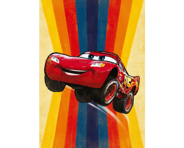 Cars Jump Lightning McQueen Fototapete mit Lightning McQueen, der durch die Luft über eine Rennstrecke fliegt, bereit für eine perfekte Landung.