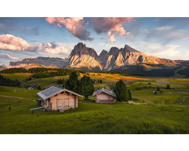 Dolomiten Traumlandschaft Fototapete, mit atemberaubendem Bergblick.