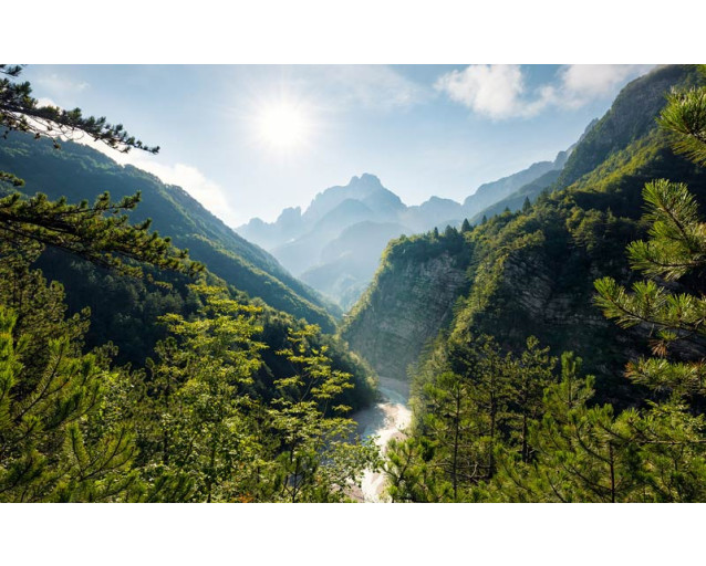 Elfentor Alpen Fototapete, mit einem magischen Eingang zu den Bergen.