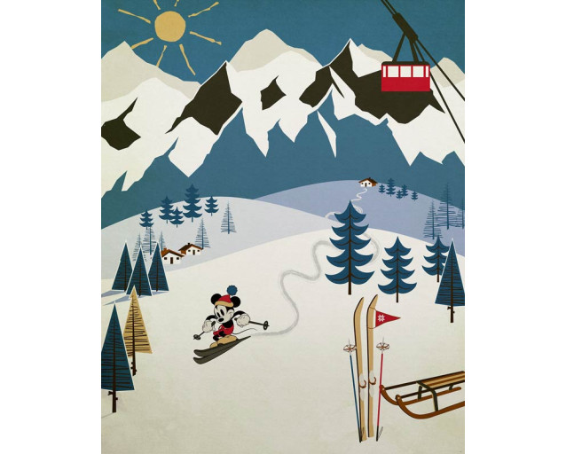 Mickey Alpine Mouse Fototapete zeigt Mickey in einem Ski-Outfit, die Abfahrt von den Alpen mit schneebedeckten Gipfeln und Kiefern.