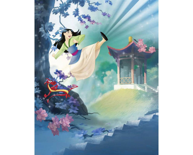 Fototapete mit Mulan, begleitet von Fa Mushu, in einer bunten chinesischen Landschaft mit Bergen und Pagoden, inspiriert von Disneys Mulan.