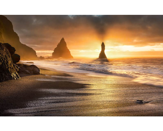 Roter Planet Reynisdrangar Fototapete mit einer Strandlandschaft in Island.