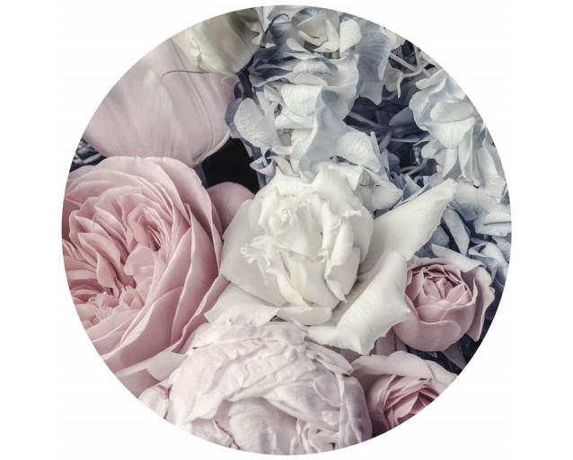 Pastellblumen in sanften Tönen auf einem Tapetenkreis mit subtilen Details von Blütenblättern und Stängeln.