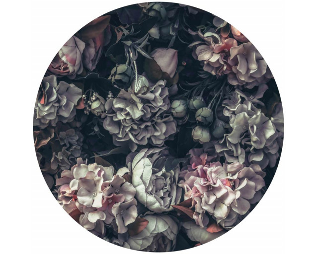 Blumen im Vintage-Stil auf einem Tapetenkreis, mit detaillierten Blütenblättern und einem weichen, verwitterten Look.