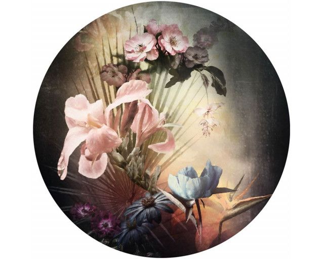 Exotisches Blumenarrangement mit bunten Blumen auf einem Wandkreis.