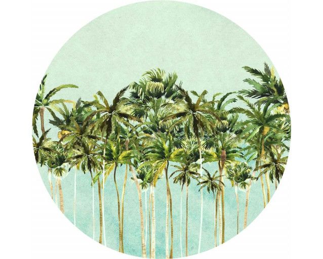 Tropische Palmen in einer exotischen Landschaft auf einem Wandkreis.