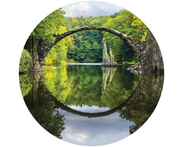 Die Rakotzbrücke, auch bekannt als Teufelsbrücke, in Kromlau, Deutschland, abgebildet auf einem rustikalen Tapetenkreis.