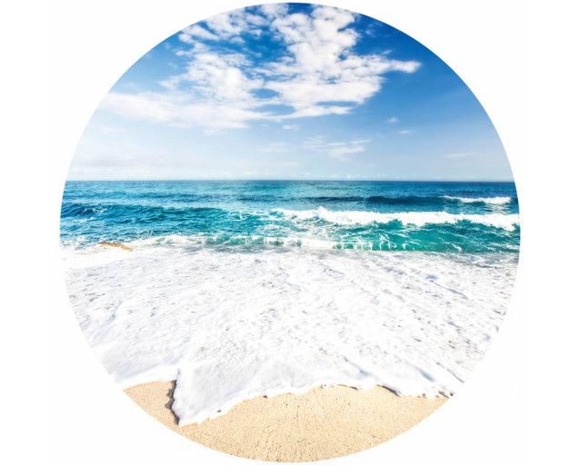 Sonnenuntergang an einem tropischen Strand mit klarem blauen Wasser und weißen Wolken, dargestellt auf einem Tapetenkreis.