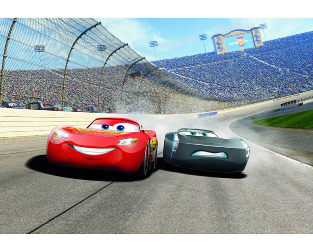 Disney Cars 3 Fototapete mit einem actiongeladenen Rennen auf einer kurvenreichen Straße, entworfen für ein Kinderzimmer.