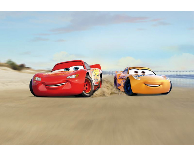 Disney Cars Strand Rennen Fototapete mit den schnellen Autos Rennen über den Strand, perfekt für Autoliebhaber.