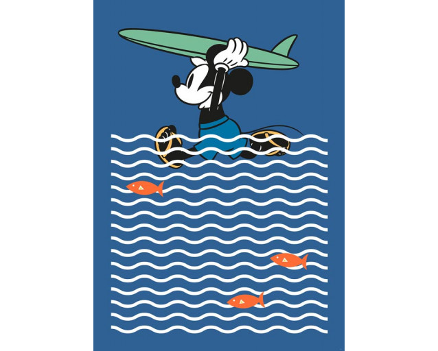 Mickey Mouse beim Surfen in einer lustigen Szene, ideal für das Kinderzimmer.