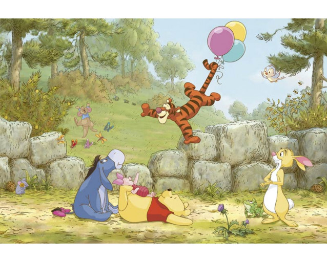 Winnie the Pooh Fototapete mit bunten Luftballons, die durch den Wald schweben, ideal für ein verspieltes Kinderzimmer.