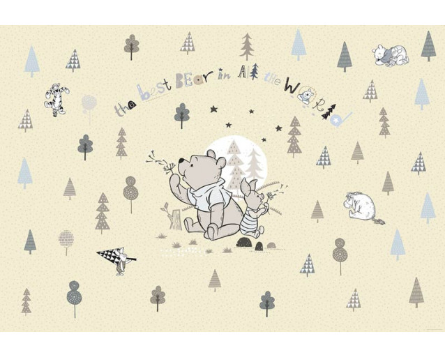 Winnie the Pooh Fototapete mit dem süßen Bären, der durch den Wald wandert, entworfen für ein verspieltes Kinderzimmer.