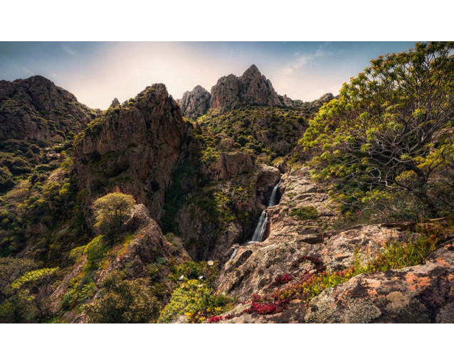 Wasserfall Sa Spendula in Sardinien mit schöner Landschaft.