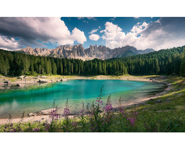 Dolomiten Juwel Landschaft Fototapete, perfekt für Bergfreunde.