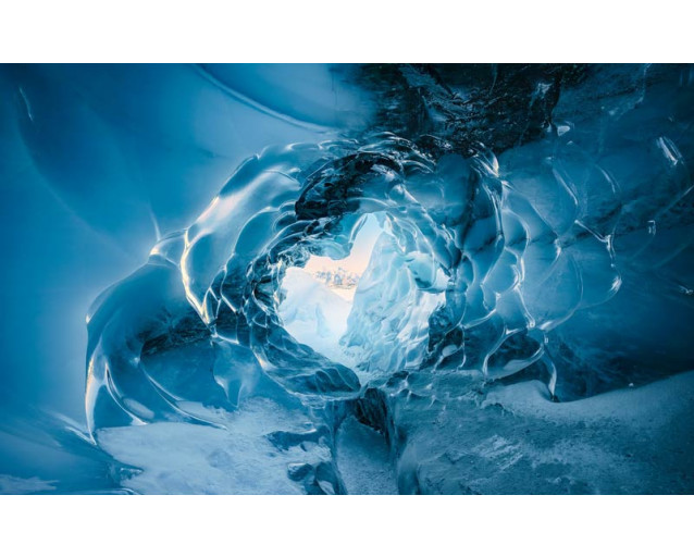 Das Auge des Gletschers in Matanus, mit einer beeindruckenden Eishöhle.