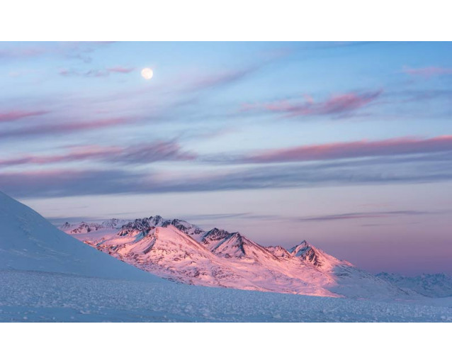 Eisige Gipfel der Chugach Mountains in Alaska mit Schneelandschaft.