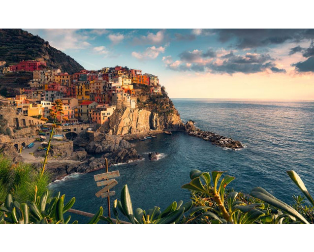 Manarola Cinque Terre mit Blick auf das Mittelmeer in Italien.