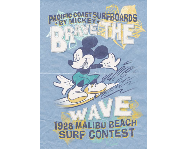 Mickey Brave the Wave Fototapete mit Mickey Mouse, der auf einem Surfbrett durch den Ozean wogt, mit verspielten Wasserwellen im Hintergrund.
