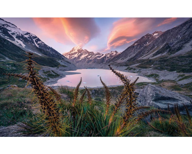 Eine majestätische Berglandschaft mit einem ruhigen See, inspiriert von Lord of the Mountains, eingefangen auf dieser Fototapete.