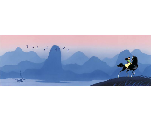 Die Fototapete Mulan Hills zeigt Mulan, wie sie über sanfte Hügel blickt, wobei ein mystischer Nebel die Berge bedeckt.