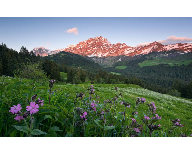 Malerische Schweiz mit Bergen und schöner Landschaft.