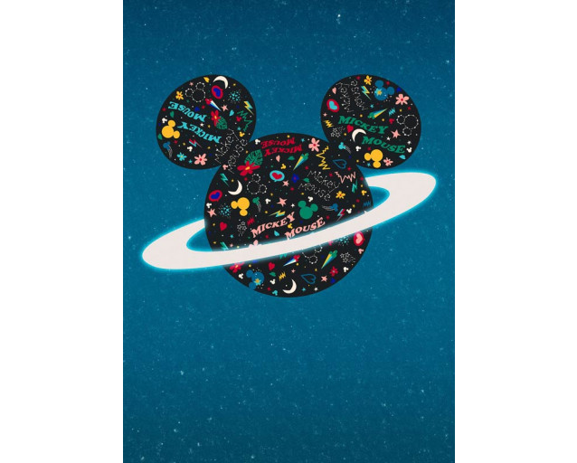 Fototapete mit Mickey Mouse auf einem Fantasieplaneten, umgeben von Sternen und bunten Himmelskörpern in einer verspielten Disney-Welt.