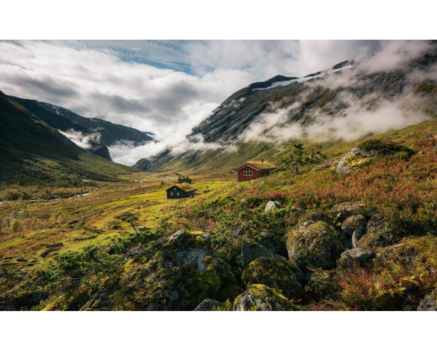 Reine norwegische Berglandschaft mit beeindruckender Bergkulisse.