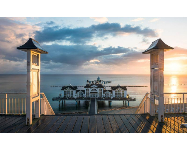 Sellin Pier Rugen Ostsee Fototapete, mit einer ikonischen Pier-Ansicht.