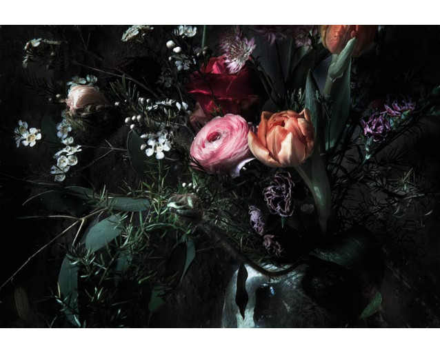 Rosenstillleben, abstrakt an der Wand dargestellt, ideal für eine stilvolle und anspruchsvolle Atmosphäre.