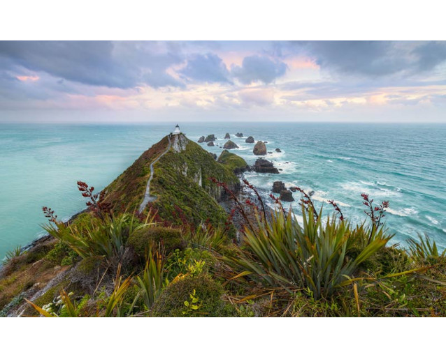Fototapete von The Nuggets, mit beeindruckenden Felsformationen und Meerblick, perfekt für Naturliebhaber.