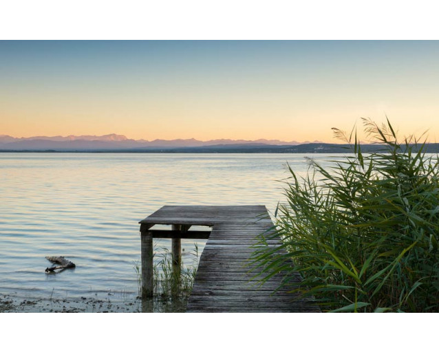 Blick auf die Alpen mit einem Steg am Ammersee, schöne Landschaft.