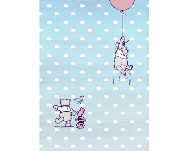 Winnie the Pooh Fototapete mit Pooh, der im Wald spazieren geht, ideal für ein Kinderzimmer.