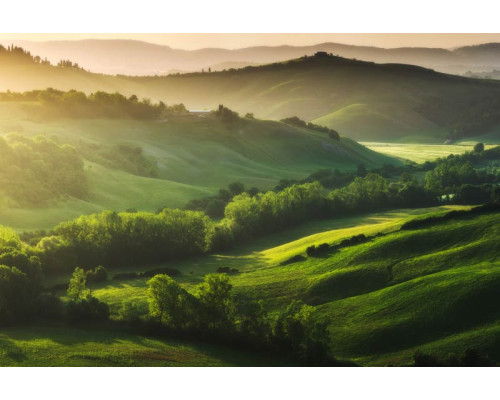 Fototapete einer Bergregion mit schroffen Felsformationen und atemberaubenden Landschaftsansichten.