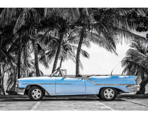 Altes blaues Auto am Strand mit Palmen und klarem blauen Meer in Kuba geparkt, Fototapete, die Retro- und tropische Vibes kombiniert.