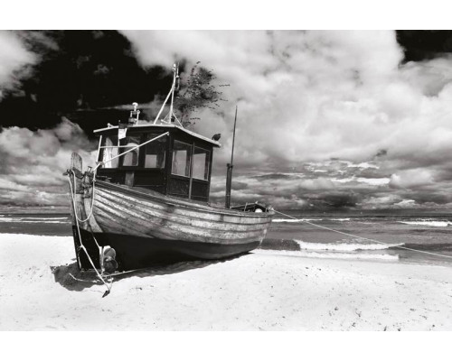 Fototapete eines am Strand angedockten Schiffes, mit den Wellen des Meeres im Hintergrund.