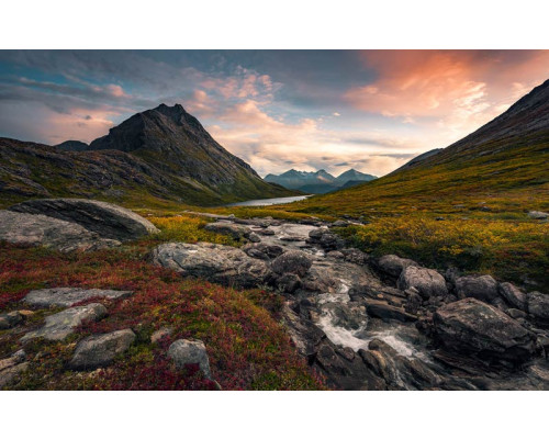 Fantastisches Norwegen mit Felsen und Bergen in der Landschaft.