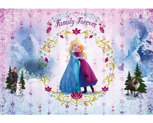 Fototapete Die Eiskönigin Family Forever mit Elsa und Anna in einer liebevollen Umarmung innerhalb eines dekorativen Blumenornaments, mit Eisschloss, verschneiten Bergen, Olaf, Kristoff und Sven im Hintergrund.