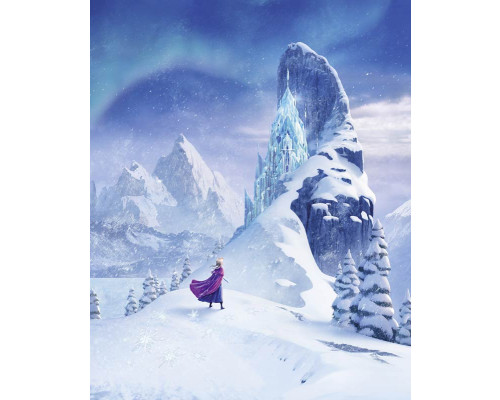 Fototapete Die Eiskönigin Eisschloss mit Anna vor Elsas berühmtem Eispalast in einer verschneiten Berglandschaft.