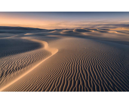 Glühende Linien in einer Wüstenlandschaft mit Sanddünen.