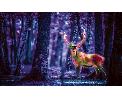 Fluoreszierende Hirsche in einem Wald auf Fototapete, in lila.