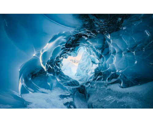 Das Auge des Gletschers in Matanus, mit einer beeindruckenden Eishöhle.