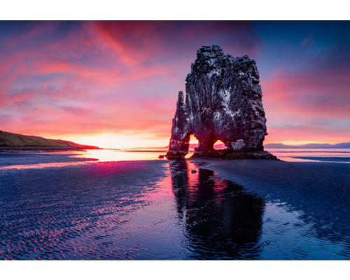Fototapete von Hvitserkur bei Sonnenuntergang in Island, die das Meer und den ikonischen Drachenfels zeigt.