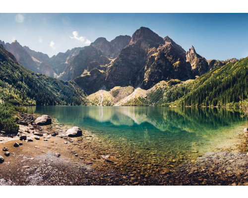 Fototapete eines kristallklaren Bergsees, mit einer Naturansicht von Bergen und Wasser.