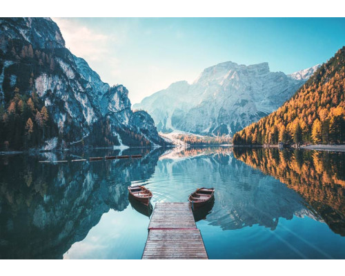Der Pragser Wildsee in Südtirol, abgebildet auf einer Fototapete, mit klarem blauem Wasser und umliegenden Bergen.