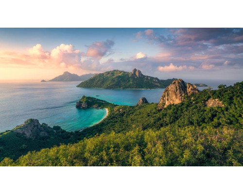 Monkey Island Fototapete, die eine Insel voller Abenteuer zeigt, umgeben von Bergen und Meer.