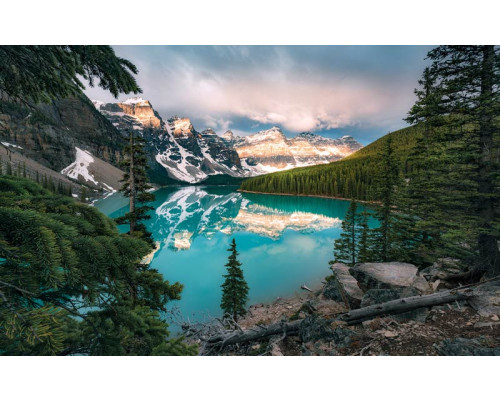 Moraine Lake Banff National Park Landschaft Fototapete, die einen klaren blauen See zeigt.